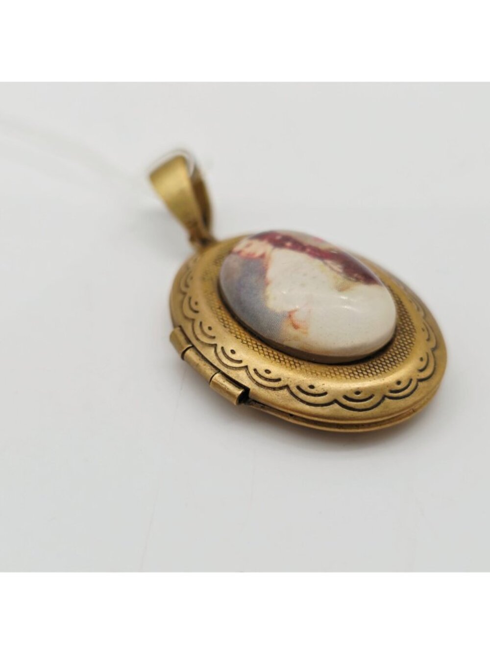 Vintage Antique Oval Brass Locket Pendant Victorian Portrait Insert Hinged - Picture 5 of 10